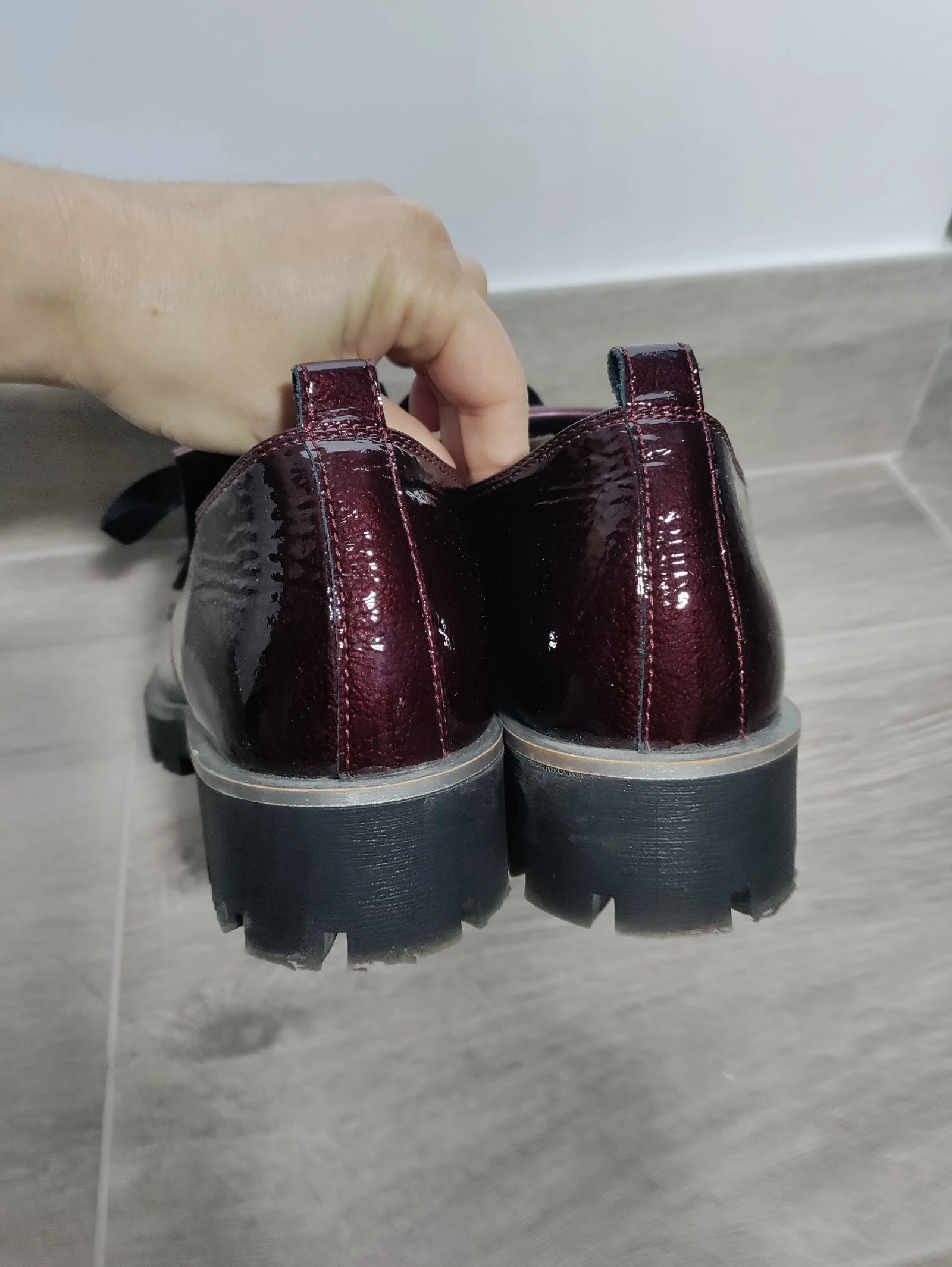Zapatos Unisa burdeos charol con flecos y suela track – Talla 39 – photo 5